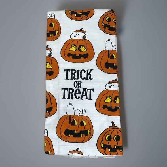 Peanuts Snoopy Woodstock Set Of 2 Halloween Kitchen Towels Pumpkins NEW Fall - Picture 2 of 4